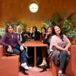 Dewi Lestari Instagram – Ternyata prediksi Ketua Panitia @earlydinda akurat. Bukber SD Suka Senam itu kudu dibikin di ruangan privat. Walau cuma 12 peserta, ternyata berpotensi bikin onar satu restoran. GINI SIH KELAKUANNYA! Bikin give away, jadi take away. Bikin iftar, jadi ift-war! 🤪Memang mesti disekap aja semuanyah! 😂

#SDSukaSenam