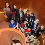 Dewi Lestari Instagram – Ternyata prediksi Ketua Panitia @earlydinda akurat. Bukber SD Suka Senam itu kudu dibikin di ruangan privat. Walau cuma 12 peserta, ternyata berpotensi bikin onar satu restoran. GINI SIH KELAKUANNYA! Bikin give away, jadi take away. Bikin iftar, jadi ift-war! 🤪Memang mesti disekap aja semuanyah! 😂

#SDSukaSenam