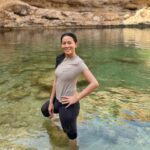 Dewi Lestari Instagram – The Falling Star. 

Hawiyyat Najm, atau sumur bintang jatuh, merupakan nama Arab dari Bimmah Sinkhole, salah satu destinasi terpopuler di Oman. Meteor menciptakan lubang dengan kedalaman 50 meter, dan air toska yang terkumpul di sini memiliki kedalaman hingga 20 meter. 

Di sini orang bisa berenang, atau sekadar celup kaki, dan gerombolan ikan kecil pun akan memakani kulit-kulit mati kita. Yep, terapi ikan dengan pemandangan terdahsyat! 👍

#Oman #Muscat #Sinkhole #BimmahSinkhole