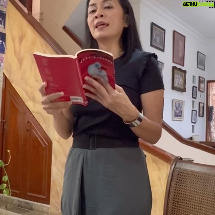 Dewi Lestari Instagram - Pertemuan para penulis yang tergabung di asosiasi ALINEA. Acara sederhana tapi berjejak dalam. Di antara makan-makan, tukar cerita, dan diskusi rencana kerja, kami juga sempat bergantian membaca puisi-puisi alm Joko Pinurbo untuk mengenang warisan susastra beliau. Terima kasih superhost kami, Bu Magda Sitorus, yang sudah membuka rumah dan menyediakan menu masakannya sendiri. Ditambah lagi dengan sumbangan masakan Manado dari AE, iced coffee andalan yours truly, dan sajian dari kawan-kawan lainnya. Sungguh hangat dan menyenangkan. Sampai jumpa di pertemuan berikut 👋 Yang belum follow @id.alinea silakan ya. Bakal ada program-program menarik dan juga situs gres dari kami. Nantikan! ❤️ #AlineaID #Alinea