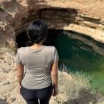 Dewi Lestari Instagram – The Falling Star. 

Hawiyyat Najm, atau sumur bintang jatuh, merupakan nama Arab dari Bimmah Sinkhole, salah satu destinasi terpopuler di Oman. Meteor menciptakan lubang dengan kedalaman 50 meter, dan air toska yang terkumpul di sini memiliki kedalaman hingga 20 meter. 

Di sini orang bisa berenang, atau sekadar celup kaki, dan gerombolan ikan kecil pun akan memakani kulit-kulit mati kita. Yep, terapi ikan dengan pemandangan terdahsyat! 👍

#Oman #Muscat #Sinkhole #BimmahSinkhole