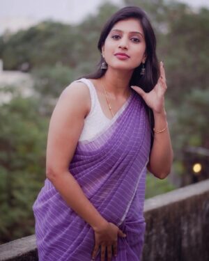 Dhanalakshmi Saminathan Instagram - கலகலவென பொழியும் பொழியும் மேகம் எங்கு செல்லுதோ..
ஒளியில்லாமல் மலரும் மலரை உளவு பார்க்க செல்லுதோ🤍

Saree : @askcouturesaree 
Shot by : @tru_the_lens_with_monk 
.
.
.
#instagood #instareel #ootd #pongal #pongalcelebration #love #saree #sareelove #sareeseries #sareestyling #picoftheday #photooftheday #portrait #dhanasaminathan #dhana