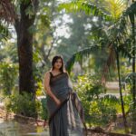 Dhanalakshmi Saminathan Instagram - யாருக்கெல்லாம் காட்டன் சாரீஸ் கட்ட புடிக்கும்🥰🦋🥻 Who loves to wear cotton sarees☺️ Grey Black combo is always my favourite 💞😻 Got this beautiful cotton saree from @knotnthreads 💝❣️ Checkout their page for more beautiful collections 🥳🌝🌸 Saree from : @knotnthreads Shot by : @g_a_n_e_s_h_1105 #saree #cottonsarees #cotton #sareefashion #aesthetic #goldenhour #goldenhourphotography #portrait #portraitphotography #fashionista #tamil #influencer #featured #explore #explorepage #dhana #dhanasaminadhan