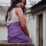 Dhanalakshmi Saminathan Instagram - கலகலவென பொழியும் பொழியும் மேகம் எங்கு செல்லுதோ.. ஒளியில்லாமல் மலரும் மலரை உளவு பார்க்க செல்லுதோ🤍 Saree : @askcouturesaree Shot by : @tru_the_lens_with_monk . . . #instagood #instareel #ootd #pongal #pongalcelebration #love #saree #sareelove #sareeseries #sareestyling #picoftheday #photooftheday #portrait #dhanasaminathan #dhana