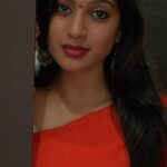 Dhanalakshmi Saminathan Instagram - Pudichurukunu sollunga 🤌🥰 VC: @tru_the_lens_with_monk Saree: @askcouturesaree #instagood #instadaily #reelsinstagram #roja #maniratnam #maniratnamfilm #tamilcinema #tamilstatus #trending #vintage #vintagemovies #dhanasaminathan #anu