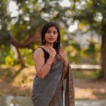 Dhanalakshmi Saminathan Instagram - யாருக்கெல்லாம் காட்டன் சாரீஸ் கட்ட புடிக்கும்🥰🦋🥻 Who loves to wear cotton sarees☺️ Grey Black combo is always my favourite 💞😻 Got this beautiful cotton saree from @knotnthreads 💝❣️ Checkout their page for more beautiful collections 🥳🌝🌸 Saree from : @knotnthreads Shot by : @g_a_n_e_s_h_1105 #saree #cottonsarees #cotton #sareefashion #aesthetic #goldenhour #goldenhourphotography #portrait #portraitphotography #fashionista #tamil #influencer #featured #explore #explorepage #dhana #dhanasaminadhan