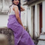 Dhanalakshmi Saminathan Instagram - கலகலவென பொழியும் பொழியும் மேகம் எங்கு செல்லுதோ.. ஒளியில்லாமல் மலரும் மலரை உளவு பார்க்க செல்லுதோ🤍 Saree : @askcouturesaree Shot by : @tru_the_lens_with_monk . . . #instagood #instareel #ootd #pongal #pongalcelebration #love #saree #sareelove #sareeseries #sareestyling #picoftheday #photooftheday #portrait #dhanasaminathan #dhana