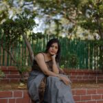 Dhanalakshmi Saminathan Instagram - யாருக்கெல்லாம் காட்டன் சாரீஸ் கட்ட புடிக்கும்🥰🦋🥻 Who loves to wear cotton sarees☺️ Grey Black combo is always my favourite 💞😻 Got this beautiful cotton saree from @knotnthreads 💝❣️ Checkout their page for more beautiful collections 🥳🌝🌸 Saree from : @knotnthreads Shot by : @g_a_n_e_s_h_1105 #saree #cottonsarees #cotton #sareefashion #aesthetic #goldenhour #goldenhourphotography #portrait #portraitphotography #fashionista #tamil #influencer #featured #explore #explorepage #dhana #dhanasaminadhan