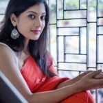 Dhanalakshmi Saminathan Instagram - ✨ Shot by : @tru_the_lens_with_monk Saree: @askcouturesaree . . . #instagood #instadaily #instapost #outfit #ootd #orange #picoftheday #postoftheday #featured #explorepage #sareestyling #sareelove #sareecollaboration #exploremore #dhanasaminathan #dhana #dhanaanu