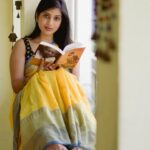 Dhanalakshmi Saminathan Instagram - முதல் பார்வை நெஞ்சில் என்றும் உயிர் வாழுமே 🤍 Shot by : @tru_the_lens_with_monk Saree: @askcouturesaree Styled by: @style_with_abi . . . #instagood #instagram #instadaily #portrait #picoftheday #tamil #book #yellow #sareeseries #sareestyling #desi #pinterest #vintage #sareecollection #sareecollaboration #featured #fyp #lifestyle #dhanasaminathan #anu