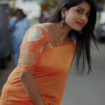 Dhanalakshmi Saminathan Instagram - நீ உருகி வழிந்திடும் தங்கம்🌸 Shot by : @tru_the_lens_with_monk . . . #instareels #reelsinsta #reelsinstagram #trending #viralaudio #viralaudio #fyp #explorepage #explore #saree #sareeseries #sareestyling #fashionista #fashion #dhanasaminathan #dhana #anu