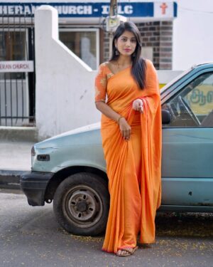 Dhanalakshmi Saminathan Instagram - சேலை சூடி ஒரு
சோலை போல வழி பூக்கள்
சிந்தி விழுமோ பாறையான
மனம் ஈரமானதடி பார்வை
தந்த வரமோ❤️🌸

Shot by : @tru_the_lens_with_monk 

.
.
.
#instagood #instapost #instapost #photooftheday #ootd #saree #sareelove #sareestyling #orange #love #tamil #vintage #tamilmemes #tamilponnu #fyp #explorepage #dhanasaminathan #dhana