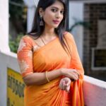 Dhanalakshmi Saminathan Instagram - சேலை சூடி ஒரு சோலை போல வழி பூக்கள் சிந்தி விழுமோ பாறையான மனம் ஈரமானதடி பார்வை தந்த வரமோ❤️🌸 Shot by : @tru_the_lens_with_monk . . . #instagood #instapost #instapost #photooftheday #ootd #saree #sareelove #sareestyling #orange #love #tamil #vintage #tamilmemes #tamilponnu #fyp #explorepage #dhanasaminathan #dhana