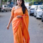 Dhanalakshmi Saminathan Instagram - சேலை சூடி ஒரு சோலை போல வழி பூக்கள் சிந்தி விழுமோ பாறையான மனம் ஈரமானதடி பார்வை தந்த வரமோ❤️🌸 Shot by : @tru_the_lens_with_monk . . . #instagood #instapost #instapost #photooftheday #ootd #saree #sareelove #sareestyling #orange #love #tamil #vintage #tamilmemes #tamilponnu #fyp #explorepage #dhanasaminathan #dhana
