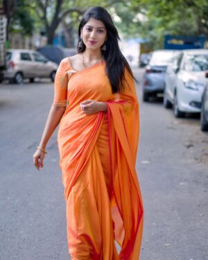 Dhanalakshmi Saminathan Instagram - சேலை சூடி ஒரு
சோலை போல வழி பூக்கள்
சிந்தி விழுமோ பாறையான
மனம் ஈரமானதடி பார்வை
தந்த வரமோ❤️🌸

Shot by : @tru_the_lens_with_monk 

.
.
.
#instagood #instapost #instapost #photooftheday #ootd #saree #sareelove #sareestyling #orange #love #tamil #vintage #tamilmemes #tamilponnu #fyp #explorepage #dhanasaminathan #dhana