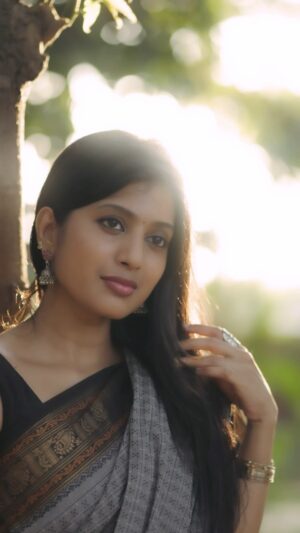 Dhanalakshmi Saminathan Instagram - 🌝🌸

Song copyright ©️ to concern person .

Thanks @knotnthreads  for this wonderful saree🥰😍. DM @knotnthreads  for more collection💞
Shot by : @g_a_n_e_s_h_1105 

{saree, desicore, aesthetic,desi aesthetics}
.
.
.
.
#saree #outfit #aesthetic #desi #desilook #cotton #knotnthreads #cottonsaree #simple #trendingreels #fyp #explore #dhana #dhanasaminathan