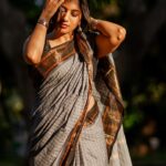 Dhanalakshmi Saminathan Instagram - கண் பாராய் காதல் கலா ரசிகா🌝🐚🌼 Saree: @knotnthreads Shot by : @g_a_n_e_s_h_1105 . . #ootd #cotton #cottonsaree #portrait #goldenhour #sareelove #sareefashion #grey #black #sareeindia #aesthetic #photoshoot #photooftheday #picoftheday #featured #dhanasaminathan