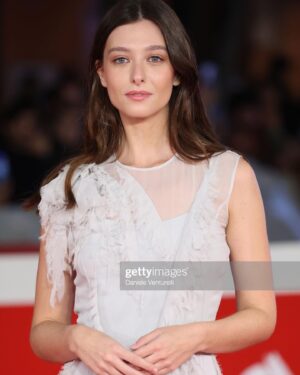 Dharma Mangia Woods Instagram - #LaStranezza di @ando_roberto red carpet al @romacinemafest

#dress @albertaferretti 🦋
 #makeup by @eleonoramantovani_mua @simonebellimakeup 

@rai_cinema @medusafilmofficial @bibifilm @tramp_limited 

E sempre grazie @dicarlorella @sosiapistoia ♥️