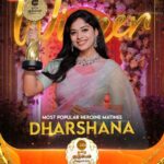 Dharshana Ashokan Instagram - Most Popular Heroine Matinee...!!! @dharshana_ashokan Zee Tamil குடும்ப விருதுகள் 2023. #ZeeTamilKudumbaVirudhugal2023 #ZTKV #ZTKV2023 #ZeeTamil