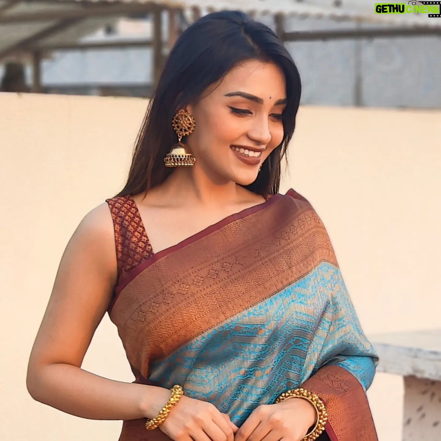 Dharshna Sripal - 44.1K Likes - Picked up this gorgeous saree from @abshitha_fashion_hub 🩵♥️
Effortless to drape and is super weightless.
Head to their page @abshitha_fashion_hub and add on to your collection of drapes. ✨