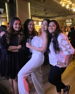 Dharshna Sripal Instagram - 🤙🥂