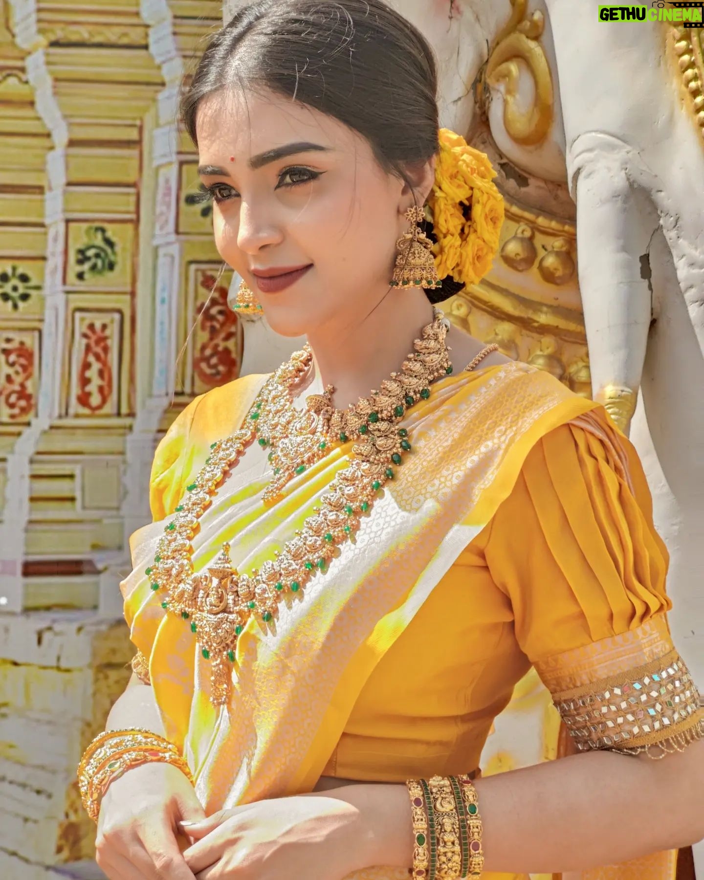 Dharshna Sripal - 22.3K Likes - #swipe Can't take my eyes of these jewels ✨😍
Check these exquisite pieces out and loads more at @new_ideas_fashions ✨