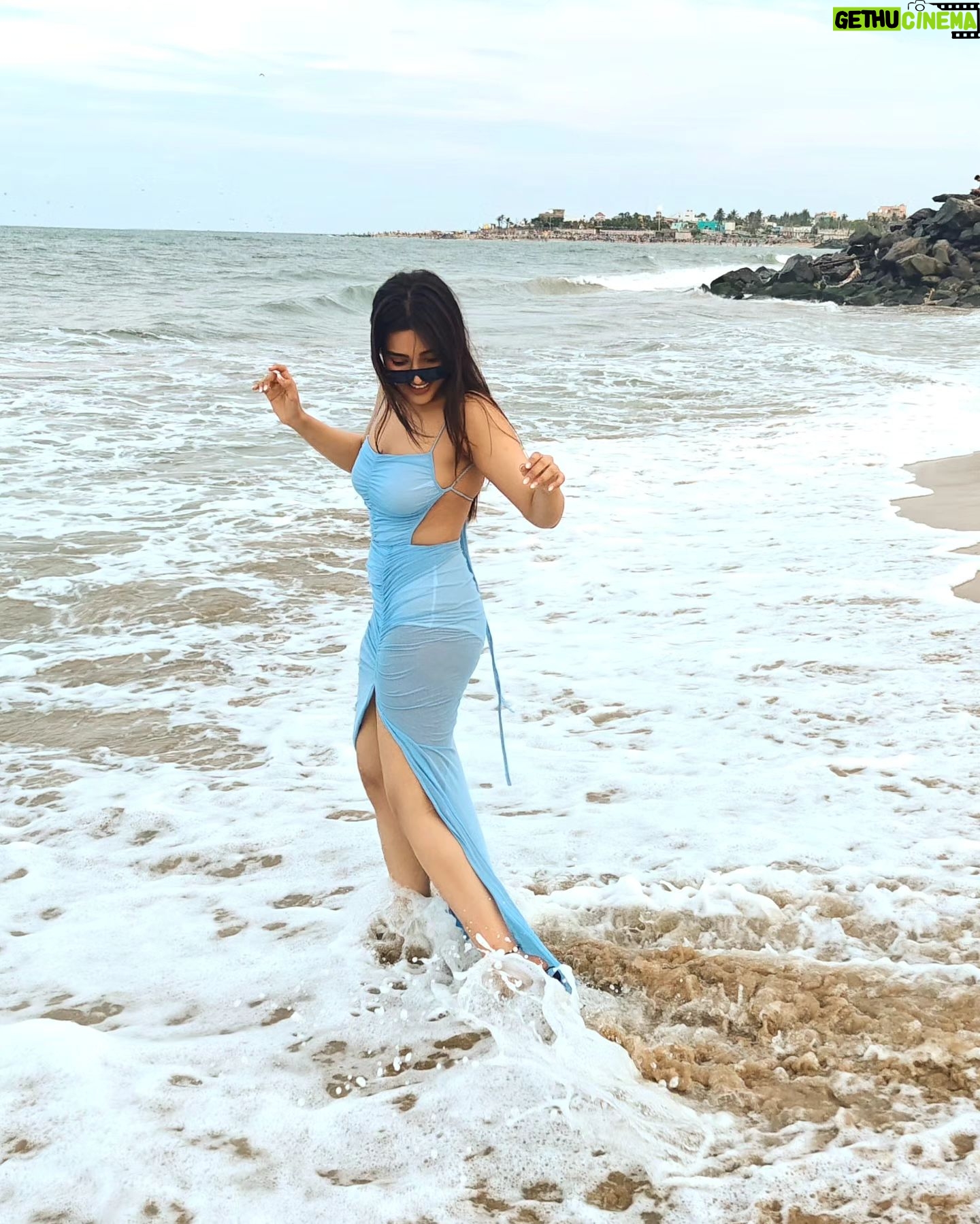 Dharshna Sripal - 64.9K Likes - 14.05.24 💕
A beach babe through and through! 🌊