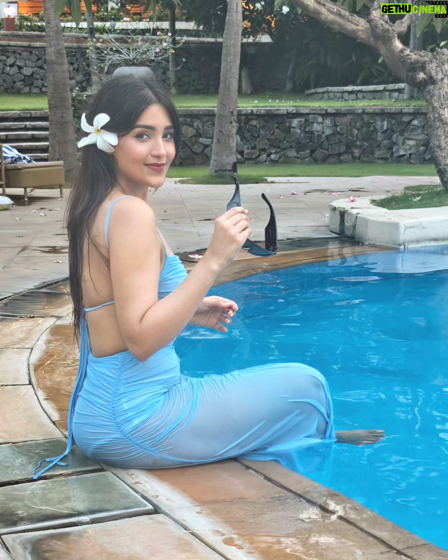 Dharshna Sripal - 64.9K Likes - 14.05.24 💕
A beach babe through and through! 🌊