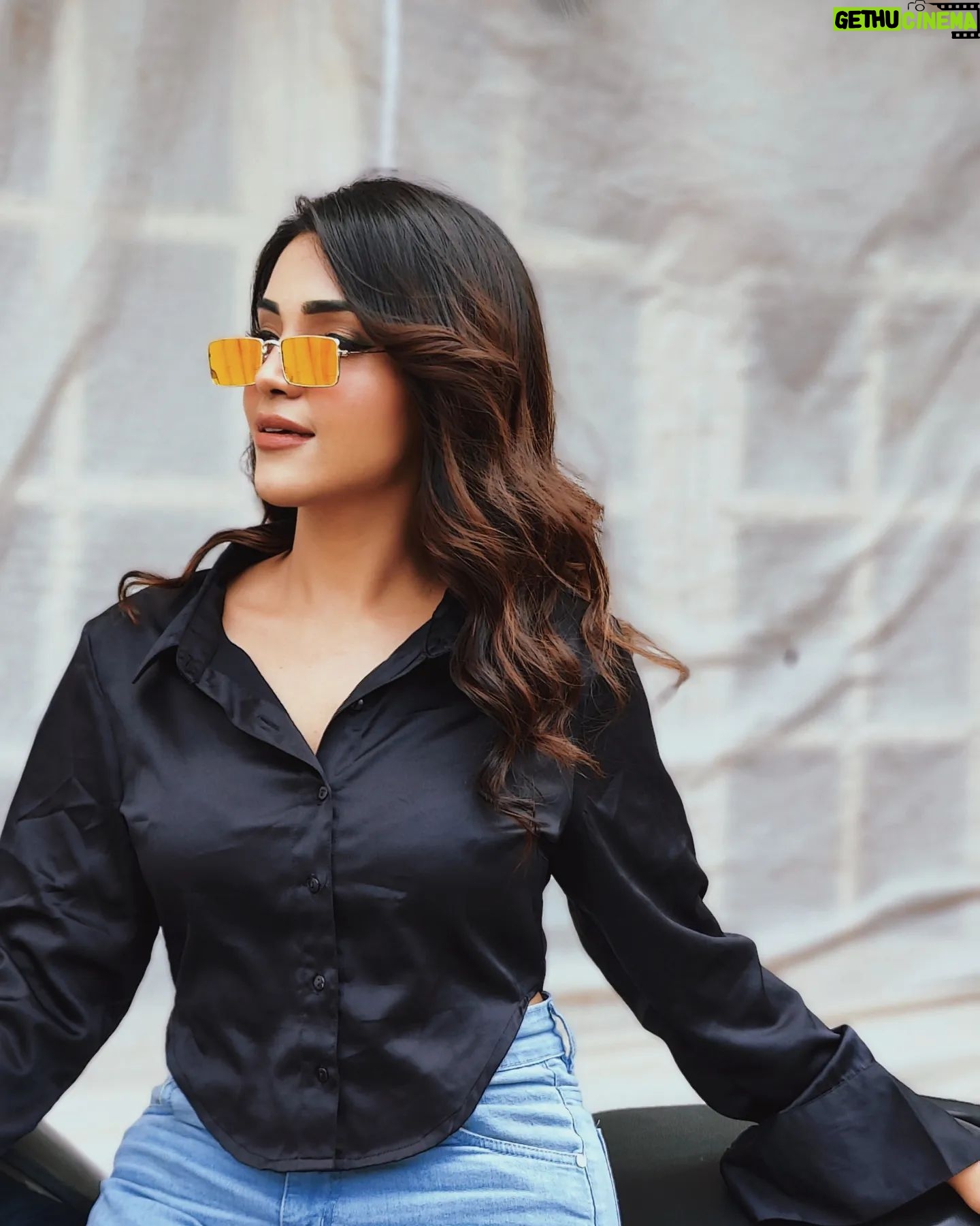 Dharshna Sripal - 39.6K Likes - So 🐝