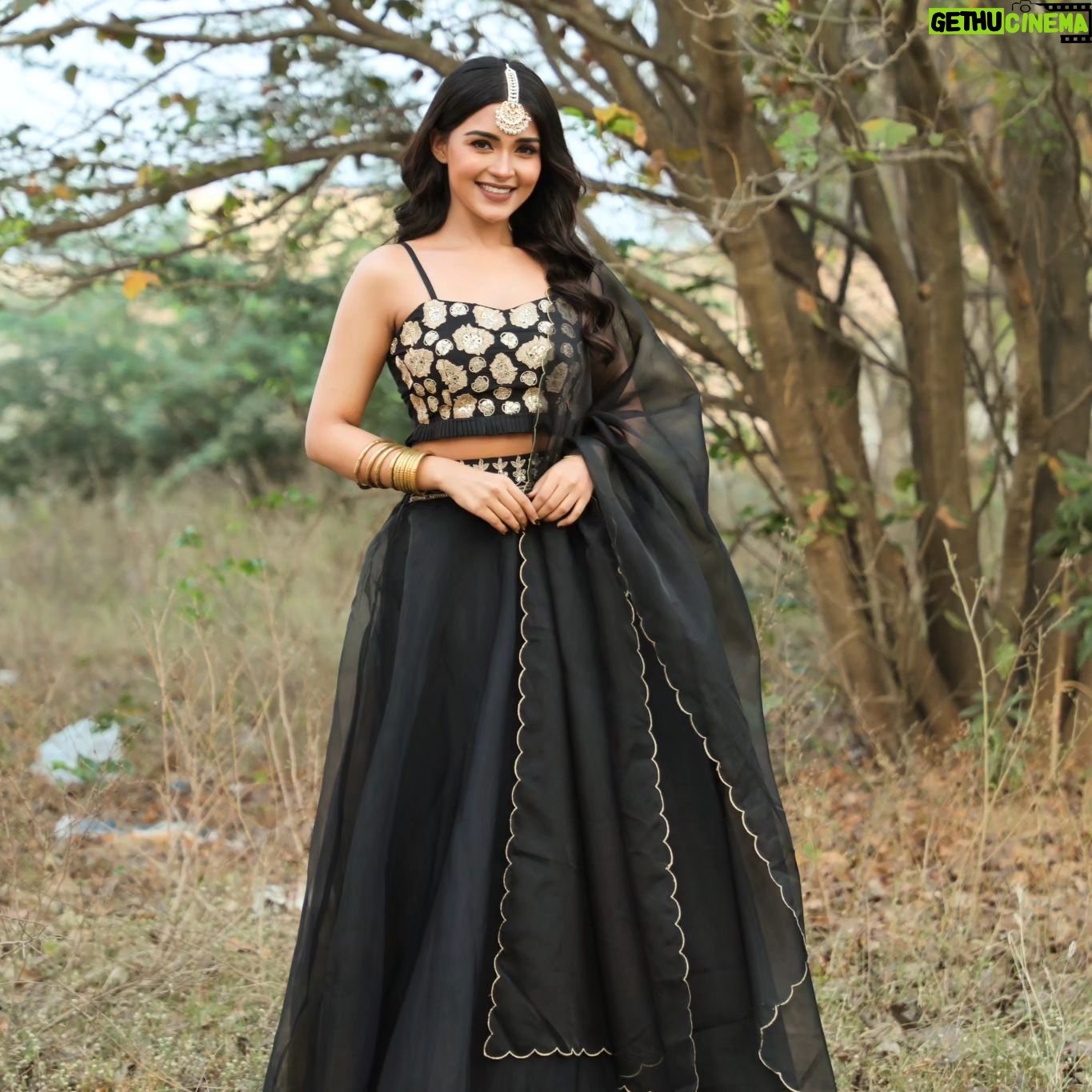 Dharshna Sripal - 23.5K Likes - I'm totally feelin that naagin vibe! 😂🖤