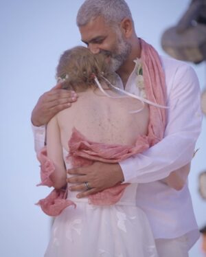 Diamand Abou Abboud Instagram - شكرًا لأنك انتَ متل ما انتَ.. حقيقي صادق شفاف ونبيل.. تعلّمت منك كتير، فرجيتني الحياة من زاوية مختلفة وضوّيتلّي على تفاصيل ما كنت منتبهتلا من قبل، بتمنالَك الفرحة لقلبك الأبيض وروحَك النقية لتبقى حرّة وسعيدة.. يا احلى وأغلى انسان
#٩_نيسان_٢٠٢١
#٩_نيسان_٢٠٢٢
#عيد_زواجنا
#هاني_و_دايموند