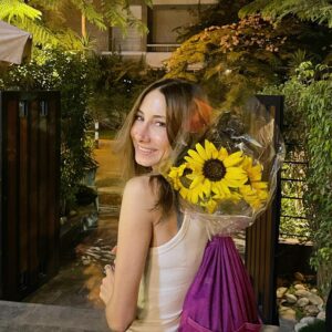 Diamand Abou Abboud Instagram - Sometimes life leads and opens the way into small cracks and sometimes into deeper ones.. it might be a sign for us to let the light comes in again and to make it shine bright once more ..🌻☀️✨🍀

Flowers and photo @alaama7moud 💚

#I_Believe
#let_it_be_light