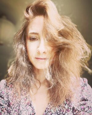 Diamand Abou Abboud Instagram - When my hair kicks off the dust before the sun comes up.. it goes back in time to the 80s style 👩‍🎤🧑‍🎤😎🤘

#vole_vole_vole 
#que_lalumière_persiste
#ici #ailleurs #audela 
#rêver_lemonde_audela_du_réel