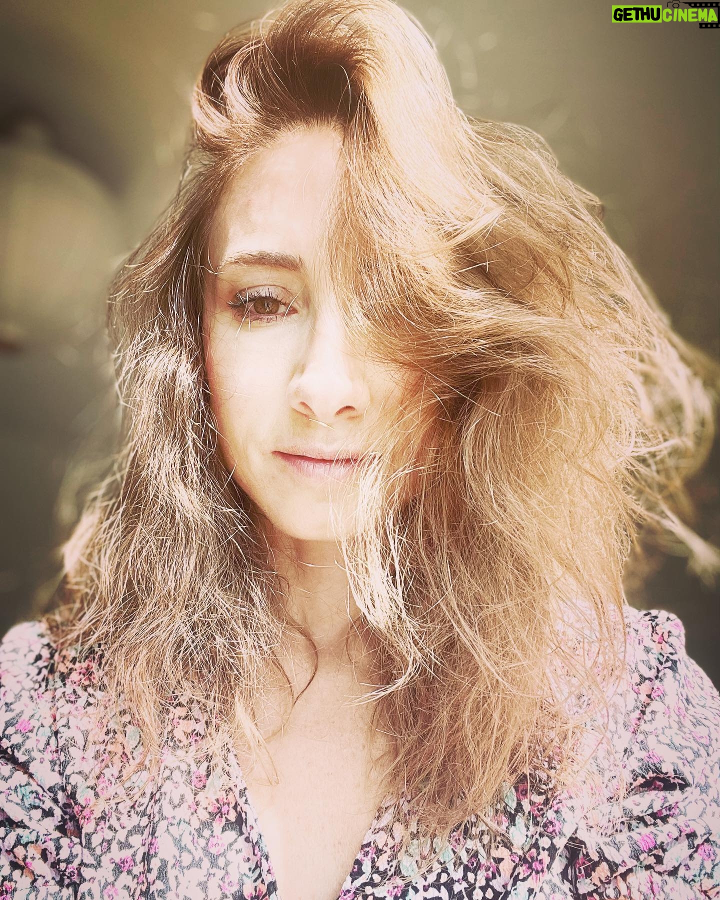 Diamand Abou Abboud - 634 Likes - When my hair kicks off the dust before the sun comes up.. it goes back in time to the 80s style š©āš¤š§āš¤šš¤
#vole_vole_vole
#que_lalumiĆØre_persiste
#ici #ailleurs #audela
#rêver_lemonde_audela_du_réel