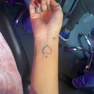 Diamond White Instagram - My aura violet!!!! 💜😇

Thank u @tinder for an amazing time. 

Styled by: @melvinstyles