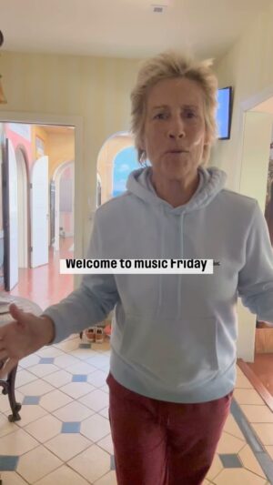 Diana Nyad Instagram - It’s Music Friday! What do you say we do some whistling?
#nyad #musicfriday #lionelrichie #whistling