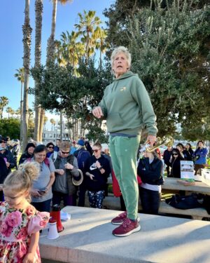 Diana Nyad Instagram - Yesterday @everwalk drew a great crowd for our NYAD OCEAN WAlK in Santa Monica. Our purpose was to raise commitment to reducing single use plastics. Dianna Cohen, CEO of the Plastic Pollution Coalition spoke to all of us about the devastation plastics are imposing on our oceans, our air, our own bodies. Let’s all of us try to choose other than plastic for our daily beverages. Each one of us can make a difference. #plasticpollutes #everwalk