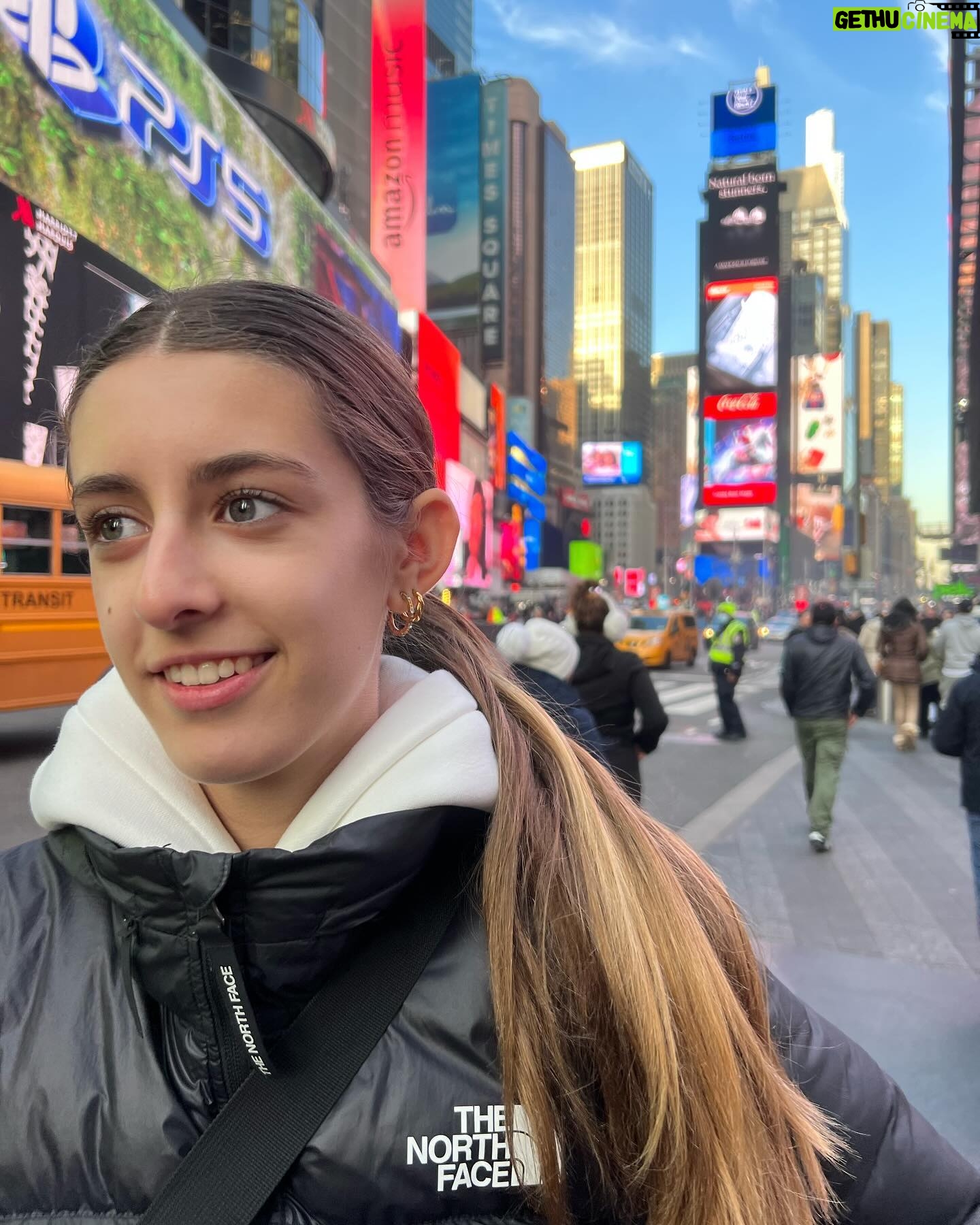Diana Pereira - 1.7K Likes - Companheiros de toda a vida … colados a mim para todo o lado 🥰🥰🥰🥰🥰😜😜😜😜 @themissmel12 @noahthekid8 #Sunnyday #NY #newyorkcity