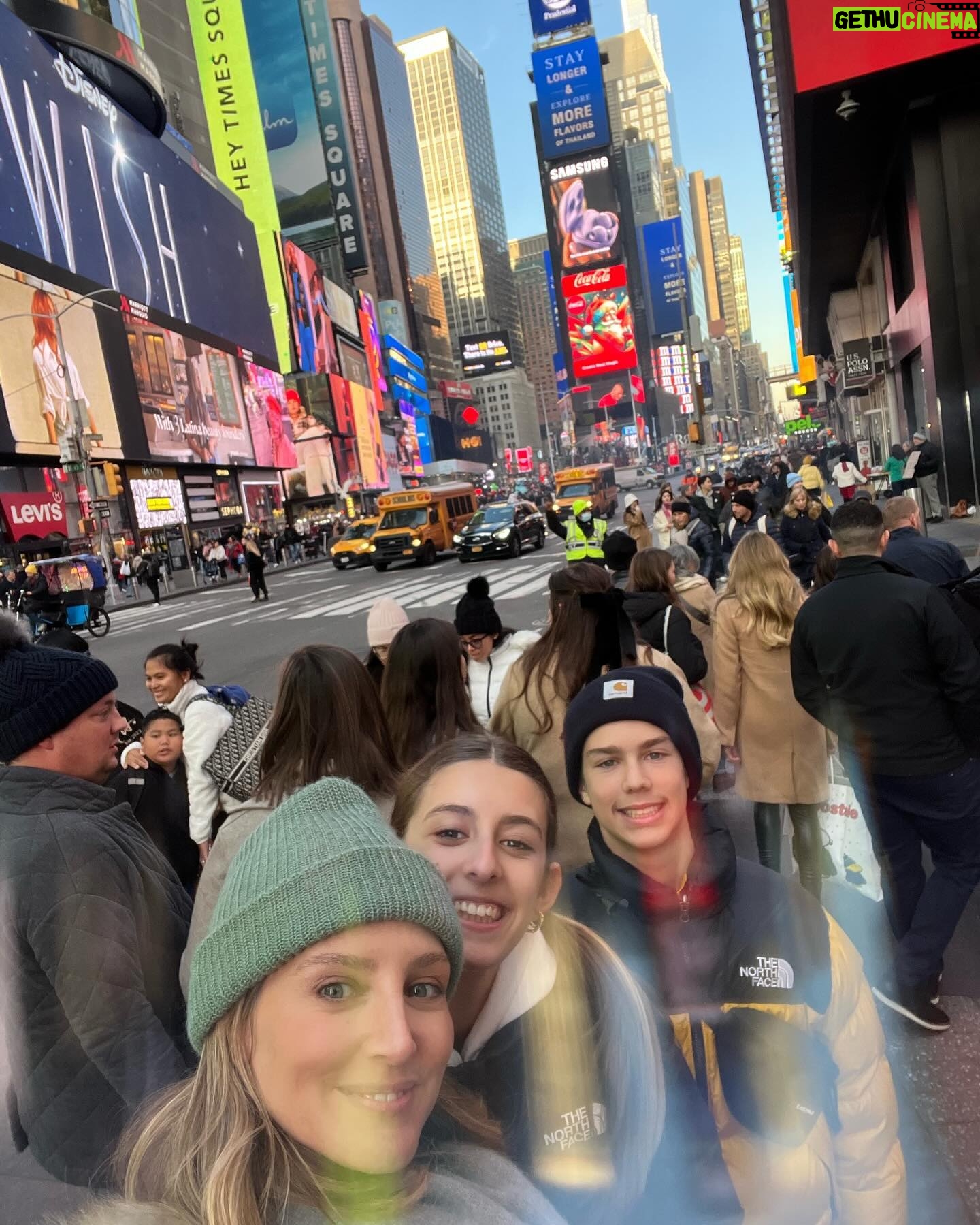 Diana Pereira - 1.7K Likes - Companheiros de toda a vida … colados a mim para todo o lado 🥰🥰🥰🥰🥰😜😜😜😜 @themissmel12 @noahthekid8 #Sunnyday #NY #newyorkcity