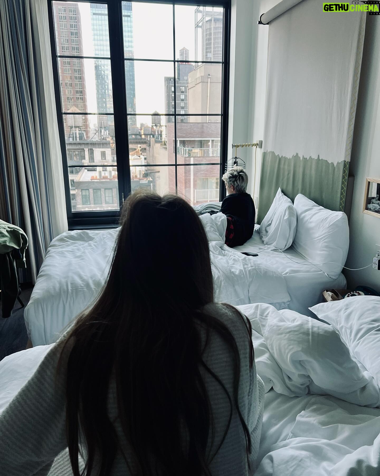 Diana Pereira - 1.7K Likes - Companheiros de toda a vida … colados a mim para todo o lado 🥰🥰🥰🥰🥰😜😜😜😜 @themissmel12 @noahthekid8 #Sunnyday #NY #newyorkcity