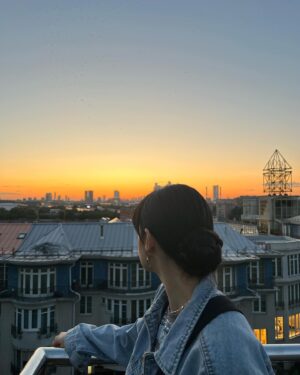Diana Ankudinova Instagram - Рассвет очистит небо,
Чтобы закату было где играть…

Допиши четверостишие⬇️