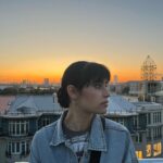 Diana Ankudinova Instagram – Рассвет очистит небо,
Чтобы закату было где играть…

Допиши четверостишие⬇️