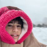 Diana Ankudinova Instagram - Недавно, в дороге, я написала очень длинный стих. Непроизвольно (как и всегда), он получился о моих воспоминаниях связанных с семьёй. Эти фотокарточки и мини видео станут пополнением в моей коллекции «для вдохновения» Я поделюсь четверостишием, которое максимально описывает моё детство: ….Хлеб надкусанный, печенье И пустырь у дома Торт на пятый день рождения И костюм сороки… Да, так и не скажешь, что стих большой😂 Но я редко показываю полные стихи, хорошего помаленьку (пока что)❤️ Кстати! Сегодня 2 года телеграмм чату🙈🥹🤍.