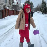Diana Ankudinova Instagram - Недавно, в дороге, я написала очень длинный стих. Непроизвольно (как и всегда), он получился о моих воспоминаниях связанных с семьёй. Эти фотокарточки и мини видео станут пополнением в моей коллекции «для вдохновения» Я поделюсь четверостишием, которое максимально описывает моё детство: ….Хлеб надкусанный, печенье И пустырь у дома Торт на пятый день рождения И костюм сороки… Да, так и не скажешь, что стих большой😂 Но я редко показываю полные стихи, хорошего помаленьку (пока что)❤️ Кстати! Сегодня 2 года телеграмм чату🙈🥹🤍.