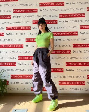 Diana Ankudinova Instagram - Сегодня была в гостях на радио @govoritmoskva ❣️

Как вам эфир?

И в честь образа, кидайте зеленые смайлы в коменты💚🥒🧩🔫💚