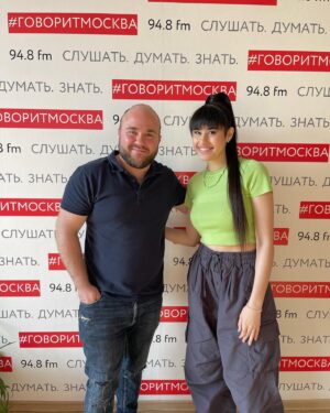 Diana Ankudinova Instagram - Сегодня была в гостях на радио @govoritmoskva ❣️

Как вам эфир?

И в честь образа, кидайте зеленые смайлы в коменты💚🥒🧩🔫💚