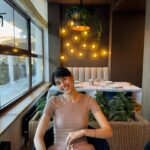 Diana Ankudinova Instagram - Друзья! Хочу поделиться с вами своей незабываемой поездкой! Недавно я побывала в Кисловодске. Конечно, не просто так. Свои двери любезно для меня открыла @mayrveda ✨ Последний год был тяжёлым, и моему организму нужна была перезагрузка. И выбор именно этого прекрасного места я считаю одним из лучших в своей жизни. Если вы думаете, что я преувеличиваю, значит, просто не были в этом тихом райском месте. С первых же минут, как только меня угостили приветственным кислородным коктейлем и тихо пожелали приятного времяпровождения, я поняла, что нахожусь в нужных руках. У меня было расписание, которого я боялась. В голове со школы есть установка, что расписание - ни минуты свободного времени. В итоге я получила море позитивных эмоций от процедур и знакомств с мудрыми людьми. Узнала много нового о своём теле и поняла, какой образ жизни нужно вести за пределами санатория, чтобы чувствовать себя на все 100! Поначалу было трудно осознавать, что неделю буду питаться без любых специй и усилителей вкуса, при этом ещё и запивать нельзя… Но уже на второй день, когда мне подали наивкуснейшее рагу, я отпустила ситуацию и дала организму релакс, которого он заслуживает. Теперь каждое утро я просыпаюсь с лёгкостью в животе и легко засыпаю, без навязчивых мыслей. За моё стабильное эмоциональное и физическое состояние я обязана @mayrveda ❤️ Как будет возможность, обязательно посетите это место. Вы не пожалеете, а ваше тело скажет троекратное спасибо!😍