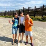 Diana Ankudinova Instagram – Этим летом мои племяшки Ильдар и Артур прошли настоящий “Путь героя”💪🏼
Мы всей семьёй ломали голову , как детям провести каникулы с пользой. Наконец друзья рассказали про математический лагерь @matclass с очень интересной ролевой игрой, которая помогает детям научиться не только решать математические задачи, но и в целом воспринимать сложные ситуации как вызовы, с которыми ,если постараться, можно справиться. Просто надо включить голову и, возможно, взяться за руки с другими ребятами🤓 
Мне понравилось, что на программу “Путь героя”с детьми можно было поехать в лагерь родителям или на все время или на первые несколько дней. Моя сестра Настя @extensa90 решила воспользоваться этой опцией, чтобы посмотреть, как мальчишки будут себя чувствовать в новом коллективе. Ребята отлично адаптировались во многом благодаря вожатым, ну и, конечно, им было очень интересно пройти кучу командных квестов,  побегать на природе, расследовать преступление, поработав сыщиками, научиться договариваться и работать сообща😍
Вобщем это тренировка ума, тела, духа, сердца. Со многими детьми из этой смены мальчишки общаются и сейчас. Они приехали совершенно другими. Более уверенными в своих силах не только в решении математических, но любых задач, Ильдар стал более самостоятельным, Артур более дисциплинированным. Мы продолжили занятия математикой онлайн, а сейчас ребята снова едут в Маткласс на зимние каникулы. Отдых на свежем воздухе, общение с прекрасной компанией, ну и главное : игровая подача решения математических задач‼️
Мы в восторге🌟

Если для вас актуально, пишите в директ @matclass слово “Занятия”, чтобы записаться на бесплатный ознакомительный урок онлайн. А по промокоду «Анкудинова» получите скидку 10% на каникулярную программу и 2 занятия в подарок при покупке абонемента на 10 он-лайн занятий.
А в настоящий момент в Матклассе действуют специальные предложения на все зимние программы в Подмосковье и Ленинградской области, где дети смогут пройти путь героя как мои племянники, узнать как можно совмещать математику с искусством, увидеть увлекательные физические опыты или стать настоящим джедаем, и по промокоду «Анкудинова 15» получить скидку 15% на зимнюю программу❄️