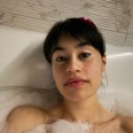 Diana Ankudinova Instagram - Друзья! Хочу поделиться с вами своей незабываемой поездкой! Недавно я побывала в Кисловодске. Конечно, не просто так. Свои двери любезно для меня открыла @mayrveda ✨ Последний год был тяжёлым, и моему организму нужна была перезагрузка. И выбор именно этого прекрасного места я считаю одним из лучших в своей жизни. Если вы думаете, что я преувеличиваю, значит, просто не были в этом тихом райском месте. С первых же минут, как только меня угостили приветственным кислородным коктейлем и тихо пожелали приятного времяпровождения, я поняла, что нахожусь в нужных руках. У меня было расписание, которого я боялась. В голове со школы есть установка, что расписание - ни минуты свободного времени. В итоге я получила море позитивных эмоций от процедур и знакомств с мудрыми людьми. Узнала много нового о своём теле и поняла, какой образ жизни нужно вести за пределами санатория, чтобы чувствовать себя на все 100! Поначалу было трудно осознавать, что неделю буду питаться без любых специй и усилителей вкуса, при этом ещё и запивать нельзя… Но уже на второй день, когда мне подали наивкуснейшее рагу, я отпустила ситуацию и дала организму релакс, которого он заслуживает. Теперь каждое утро я просыпаюсь с лёгкостью в животе и легко засыпаю, без навязчивых мыслей. За моё стабильное эмоциональное и физическое состояние я обязана @mayrveda ❤️ Как будет возможность, обязательно посетите это место. Вы не пожалеете, а ваше тело скажет троекратное спасибо!😍
