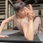 Diana Ankudinova Instagram - Друзья! Хочу поделиться с вами своей незабываемой поездкой! Недавно я побывала в Кисловодске. Конечно, не просто так. Свои двери любезно для меня открыла @mayrveda ✨ Последний год был тяжёлым, и моему организму нужна была перезагрузка. И выбор именно этого прекрасного места я считаю одним из лучших в своей жизни. Если вы думаете, что я преувеличиваю, значит, просто не были в этом тихом райском месте. С первых же минут, как только меня угостили приветственным кислородным коктейлем и тихо пожелали приятного времяпровождения, я поняла, что нахожусь в нужных руках. У меня было расписание, которого я боялась. В голове со школы есть установка, что расписание - ни минуты свободного времени. В итоге я получила море позитивных эмоций от процедур и знакомств с мудрыми людьми. Узнала много нового о своём теле и поняла, какой образ жизни нужно вести за пределами санатория, чтобы чувствовать себя на все 100! Поначалу было трудно осознавать, что неделю буду питаться без любых специй и усилителей вкуса, при этом ещё и запивать нельзя… Но уже на второй день, когда мне подали наивкуснейшее рагу, я отпустила ситуацию и дала организму релакс, которого он заслуживает. Теперь каждое утро я просыпаюсь с лёгкостью в животе и легко засыпаю, без навязчивых мыслей. За моё стабильное эмоциональное и физическое состояние я обязана @mayrveda ❤️ Как будет возможность, обязательно посетите это место. Вы не пожалеете, а ваше тело скажет троекратное спасибо!😍